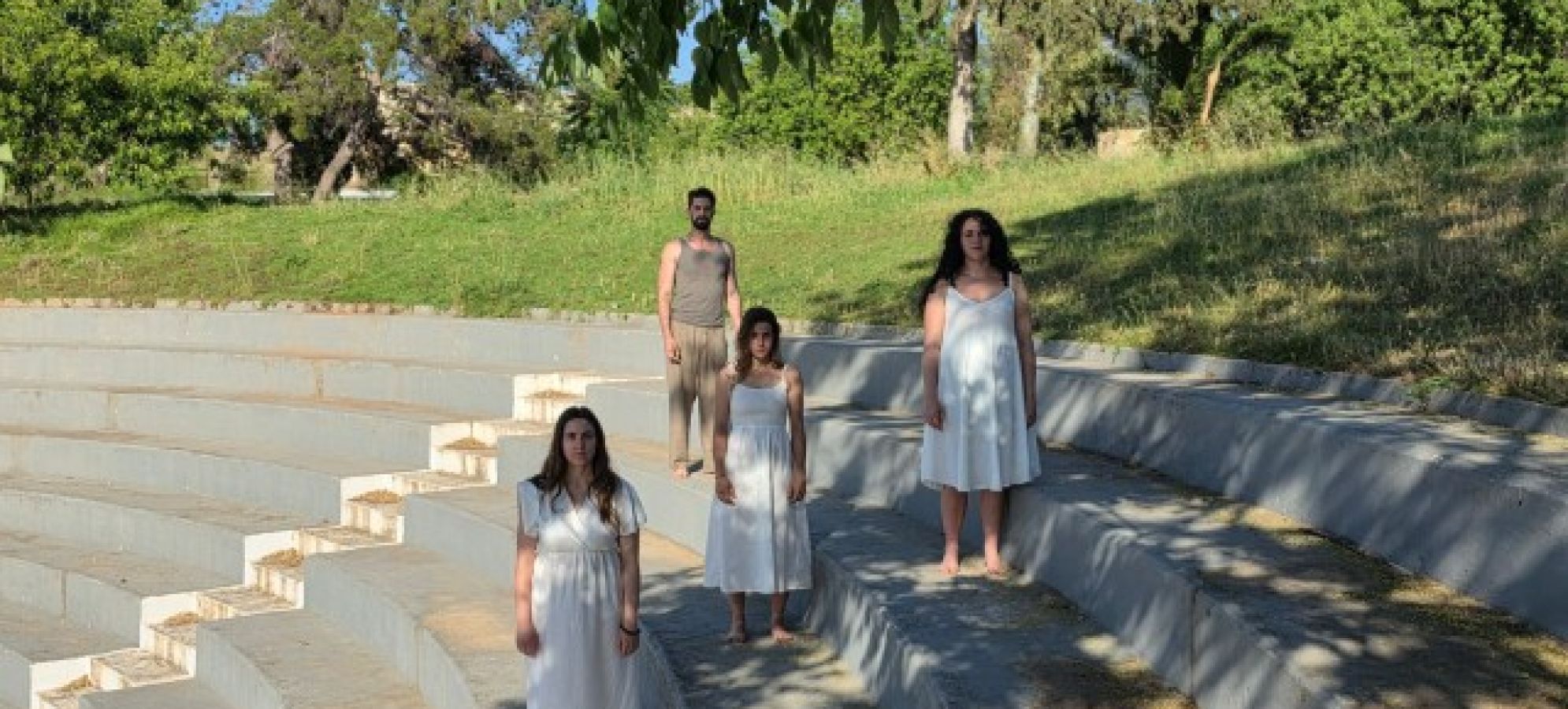 Θεατρική παράσταση «Τρεις Γυναίκες, Άπειρες Μαρτυρίες (Και Μη)» σε Λουτράκι και Χιλιομόδι – Ημερομηνίες &amp; πληροφορίες